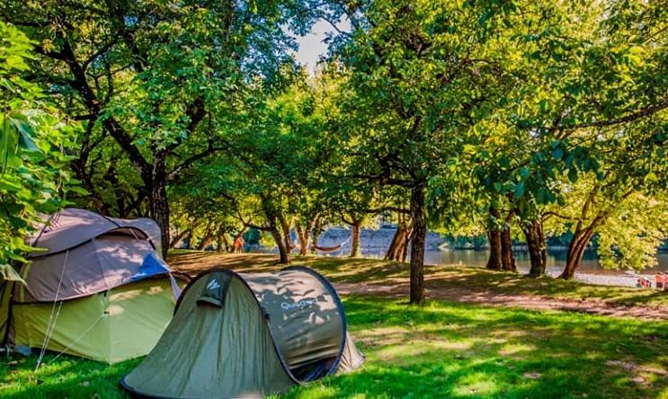 Où louer un emplacement de camping pas cher dans le Lot ?